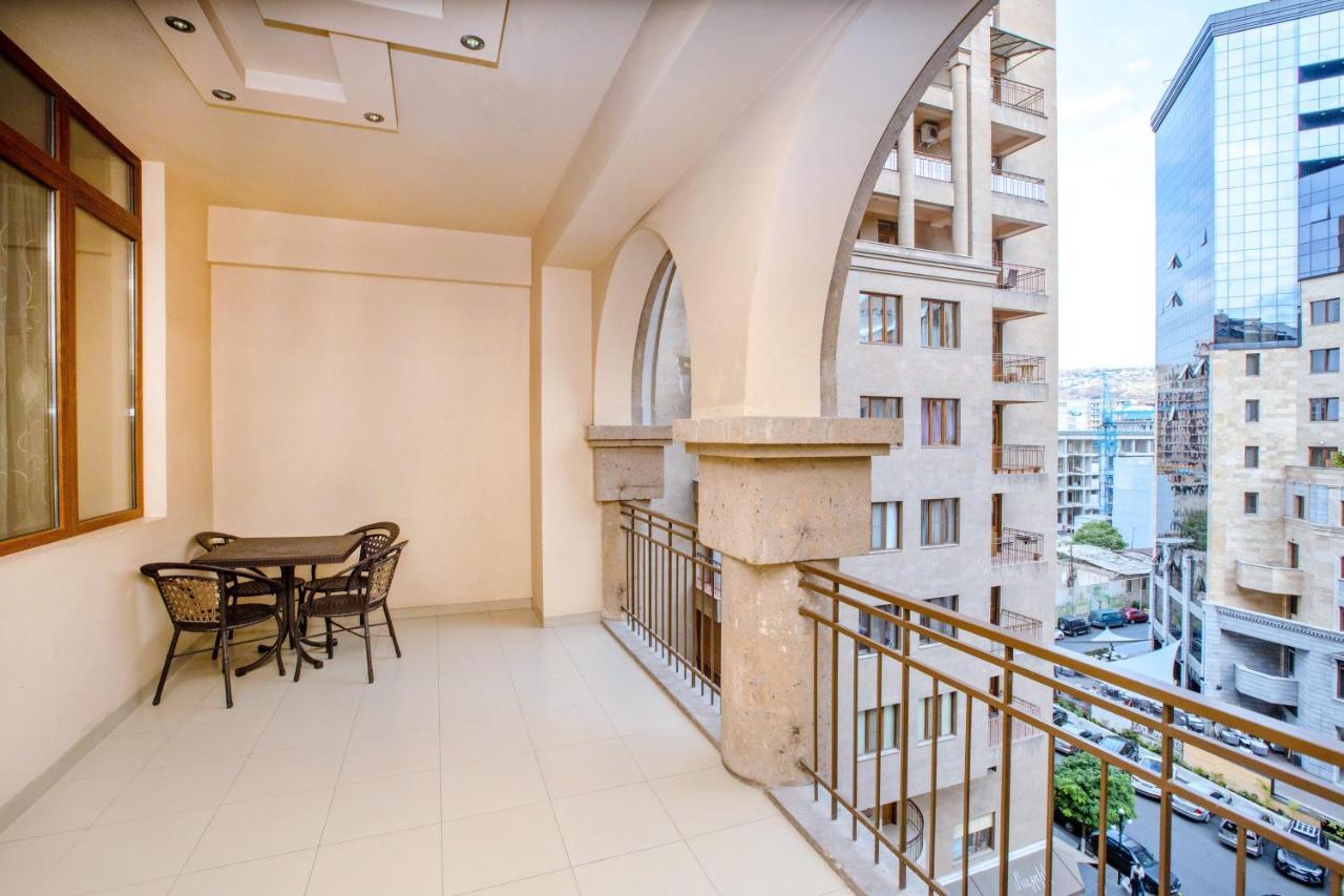 Stay Inn Apartments On Amiryan 4-6 耶烈万 外观 照片