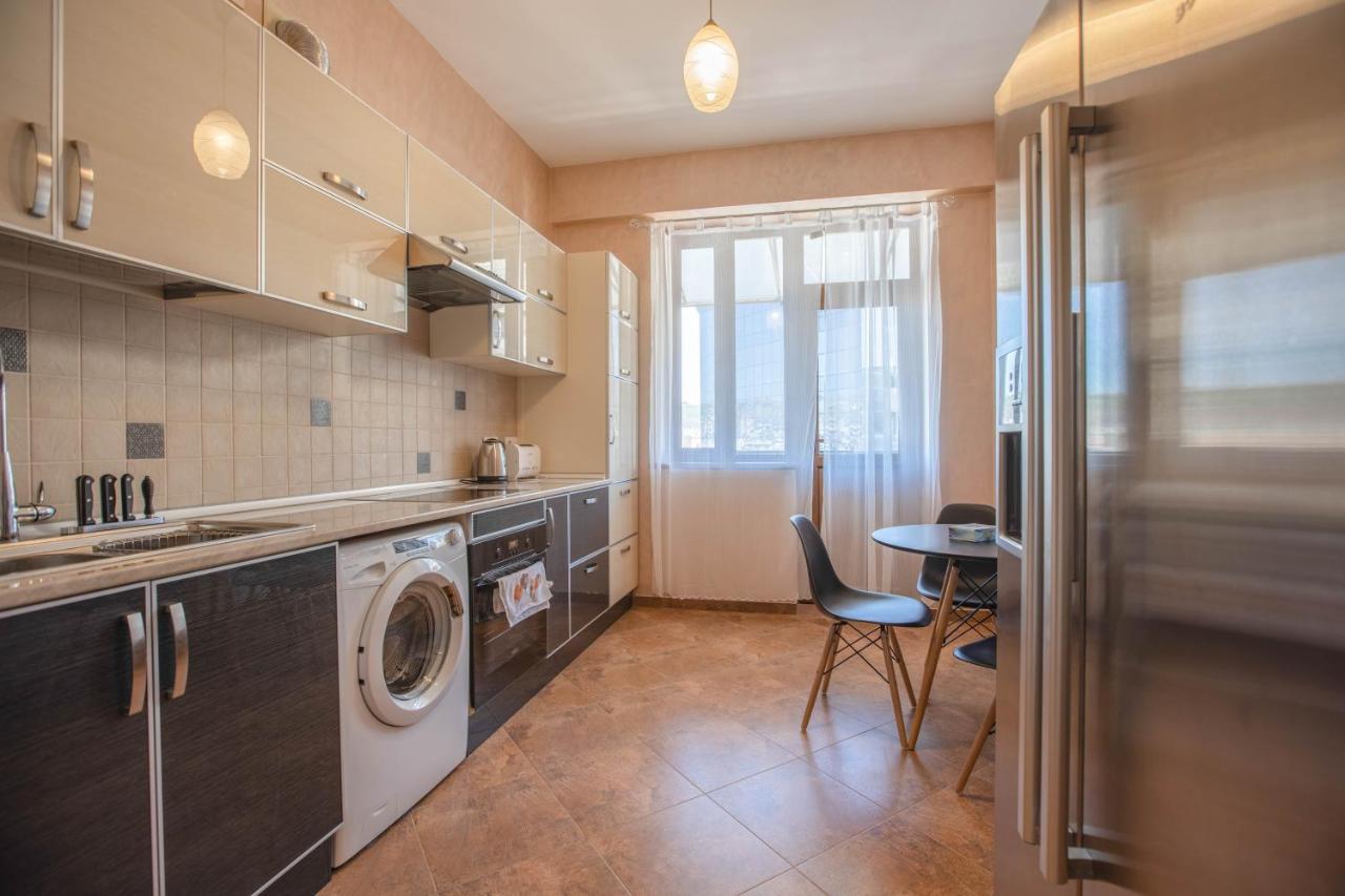 Stay Inn Apartments On Amiryan 4-6 耶烈万 外观 照片